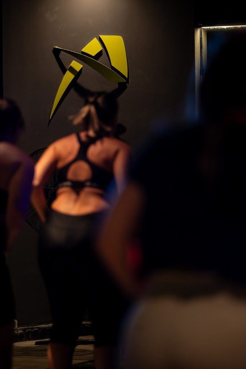 Logo de Amazona gym en la pared