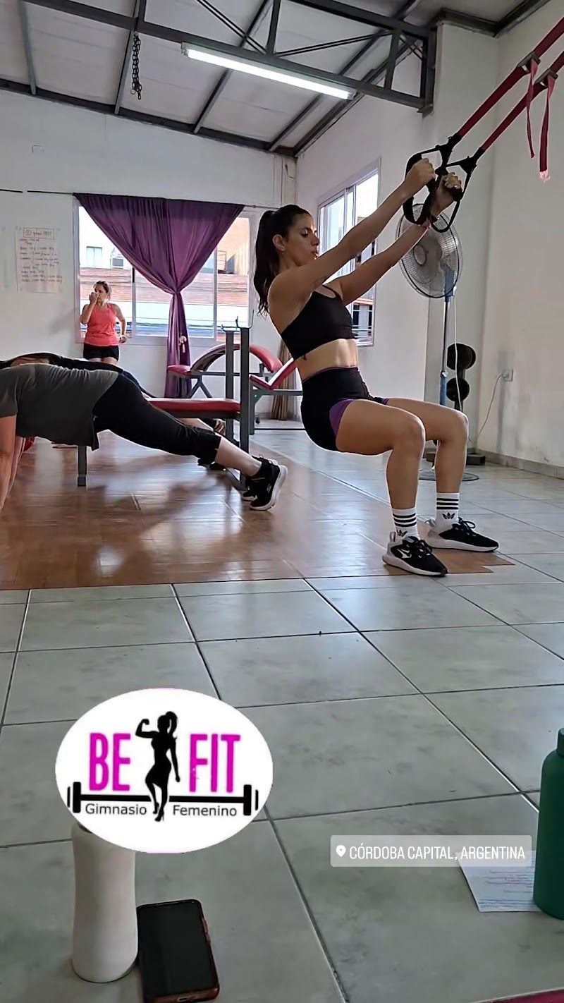 Mujer entrenando en suspensión (TRX) en Be Fit Gimnasio Femenino