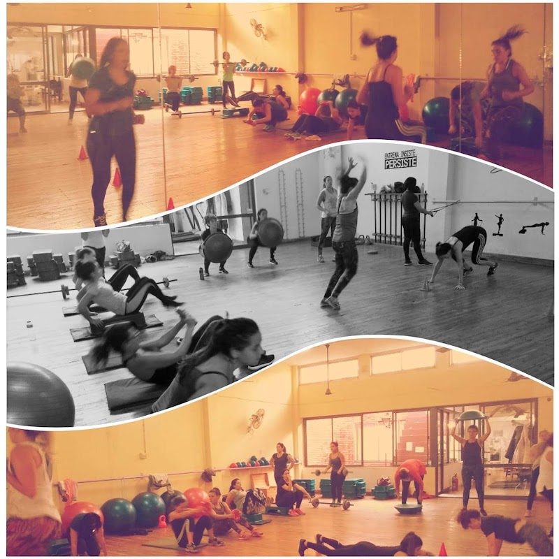 Clase grupal de mujeres entrenando en Bellissima Gym