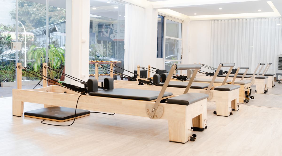 Estudio de fitness moderno y luminoso