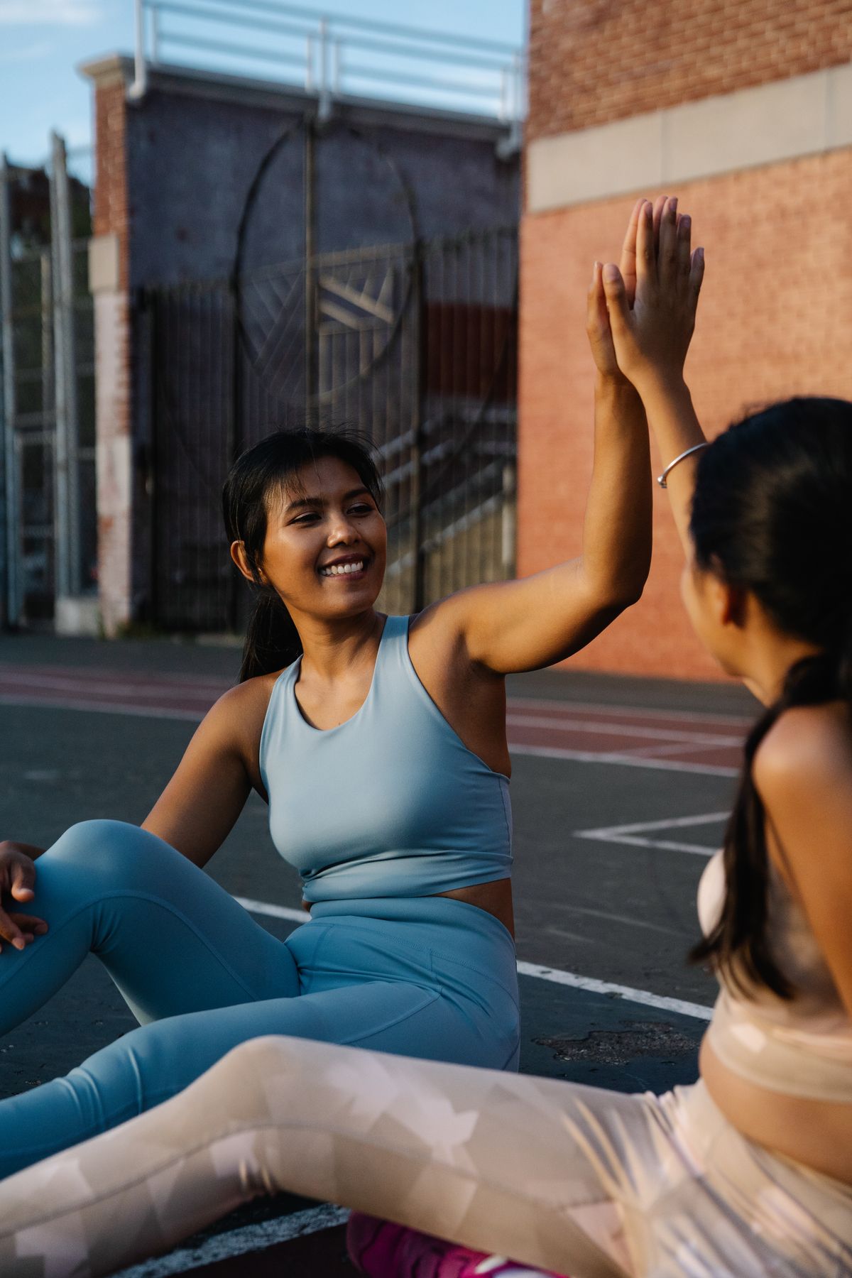 Dos mujeres chocando las manos después de entrenar