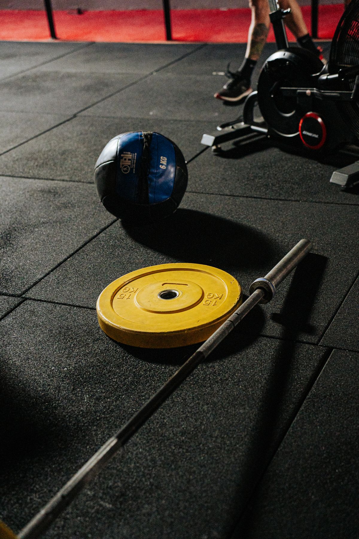 Piso de un gimnasio con equipamiento de entrenamiento