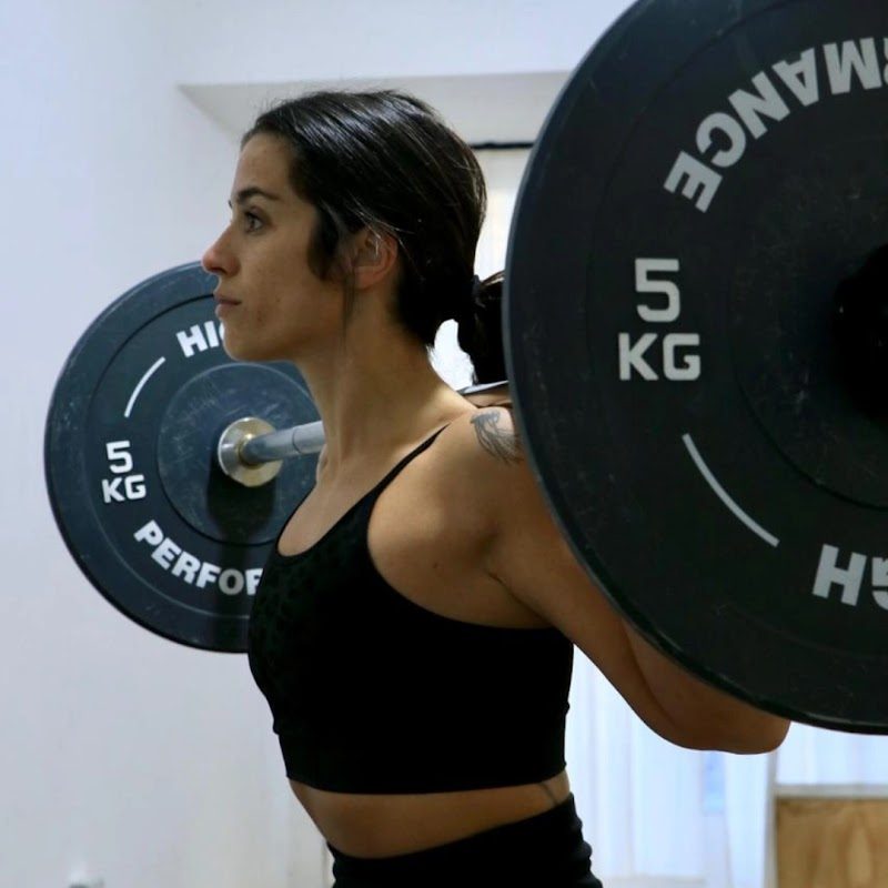 Mujer levantando pesas en Box Woman Floriana Del Bianco