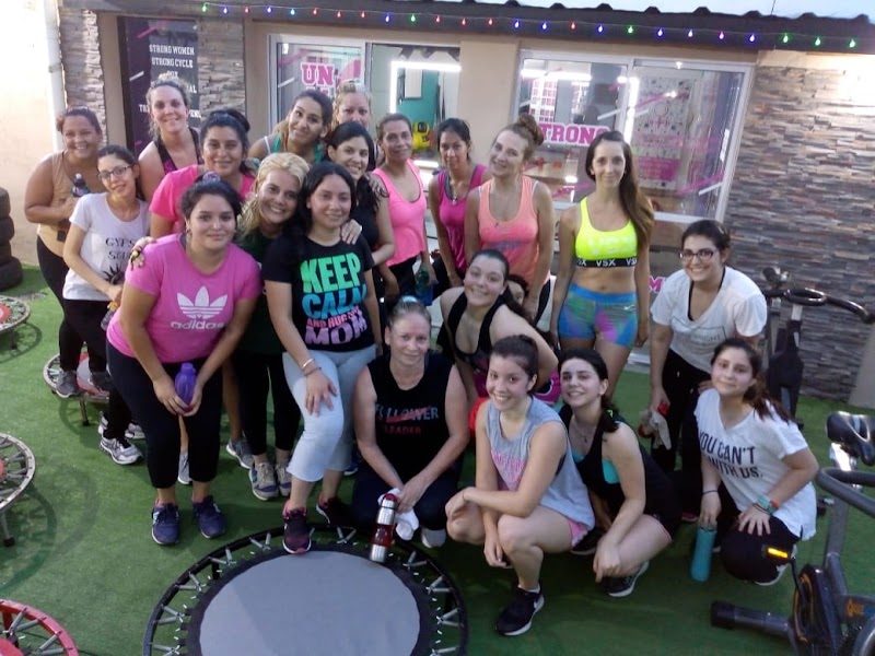 Grupo de alumnas de FURBE, el club de la mujer