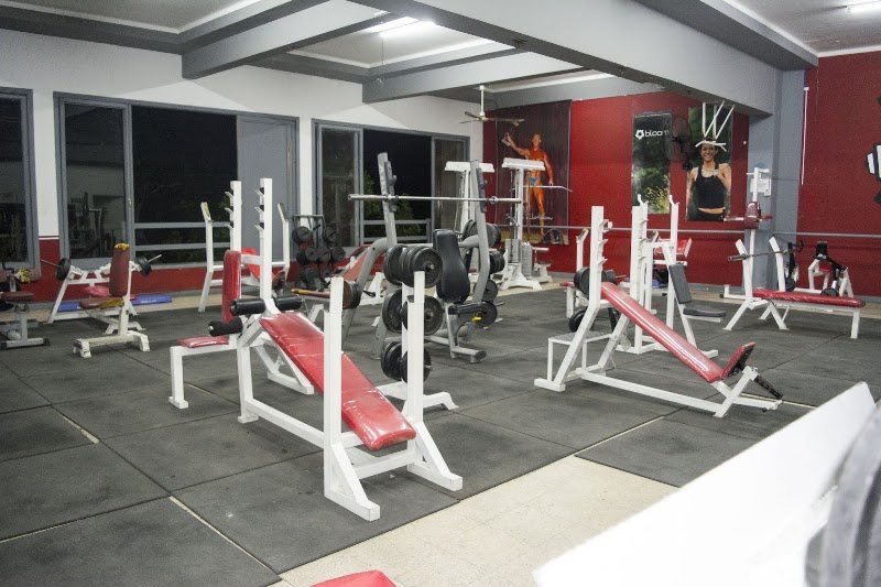 Máquinas y bancos de pesas de Gimnasio Cigma