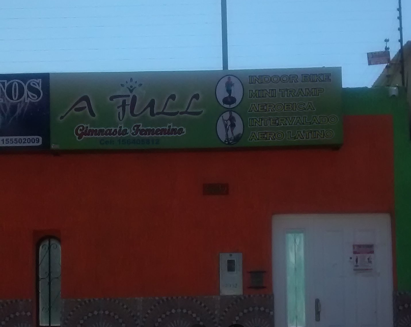 Cartel de Gimnasio Femenino A FULL en la fachada