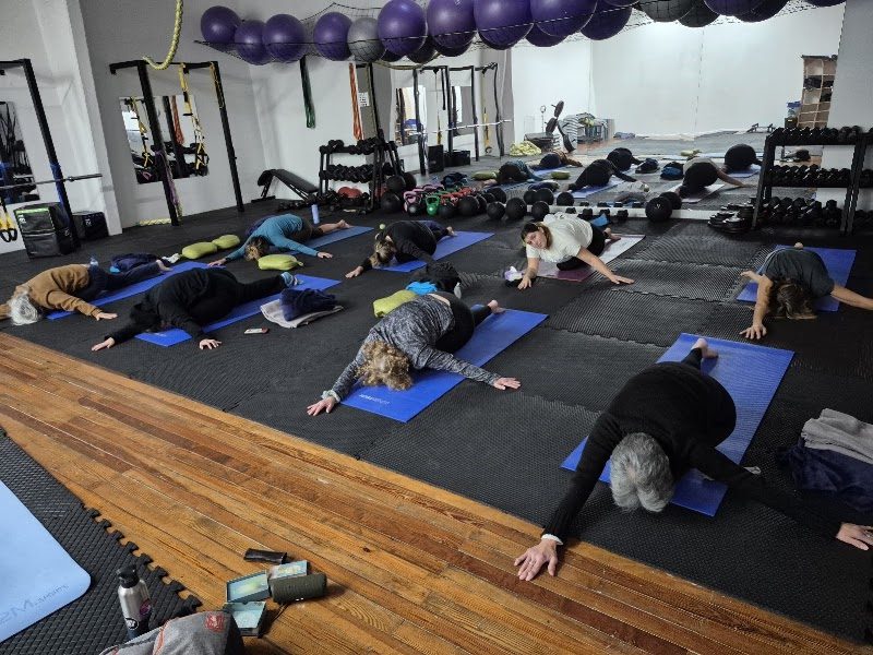 Clase grupal de yoga en Gimnasio La Femme