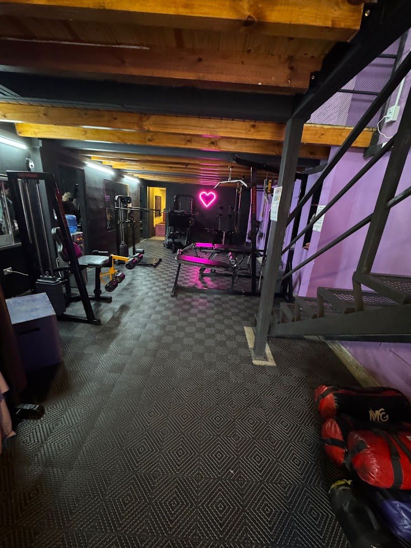 Corazón de neón en GYM DE CHICAS