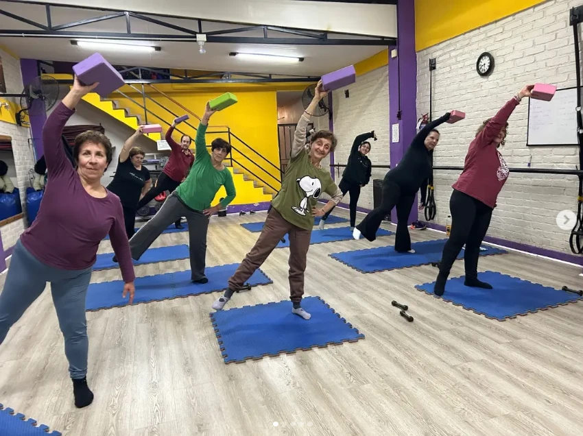 Alumnas estirando con bloques en Lady Gym