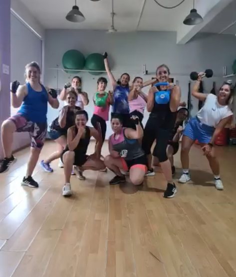 Grupo de alumnas de Mi Hora Fitness posando durante una clase