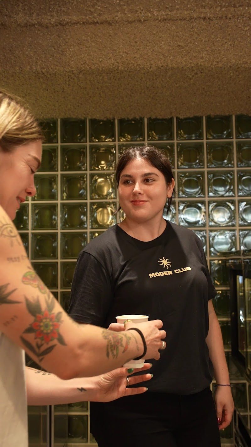 Staff de MODER CLUB en el local