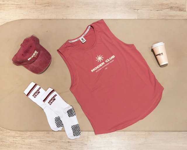Merchandising de MODER CLUB: gorra, remera y medias