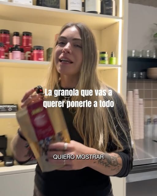 Staff de MODER CLUB mostrando la granola de la cafetería