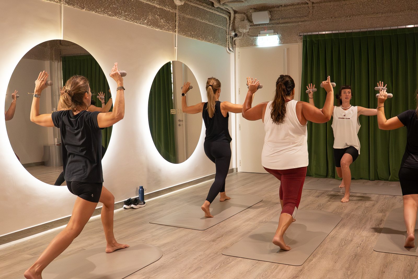 Clase grupal de zancadas con mancuernas en MODER CLUB