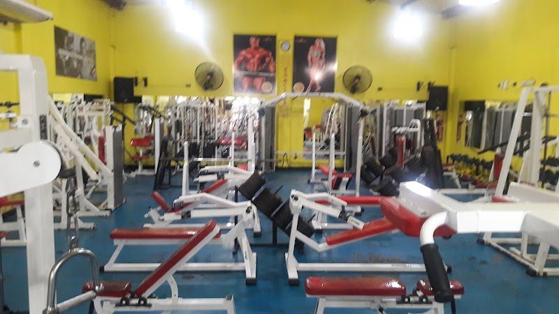Sala de musculación de Gym femenino muscle mommy
