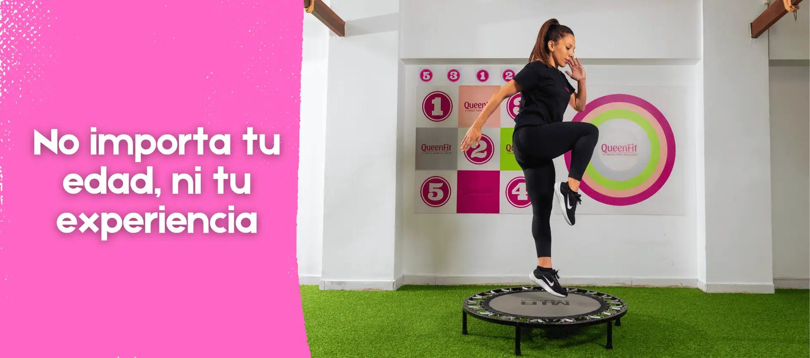 Mujer saltando en minitrampolín en QueenFit
