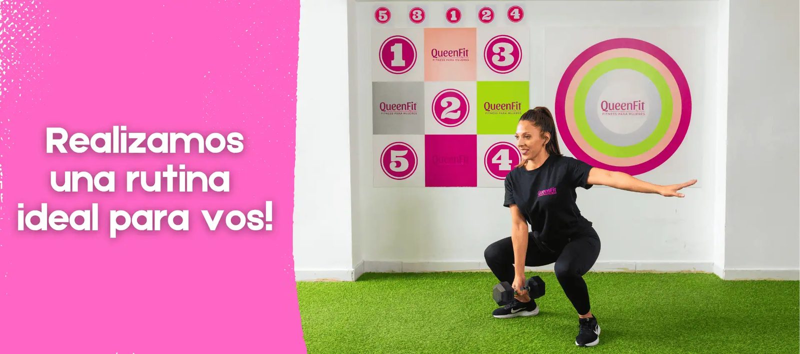 Mujer entrenando con mancuerna en QueenFit