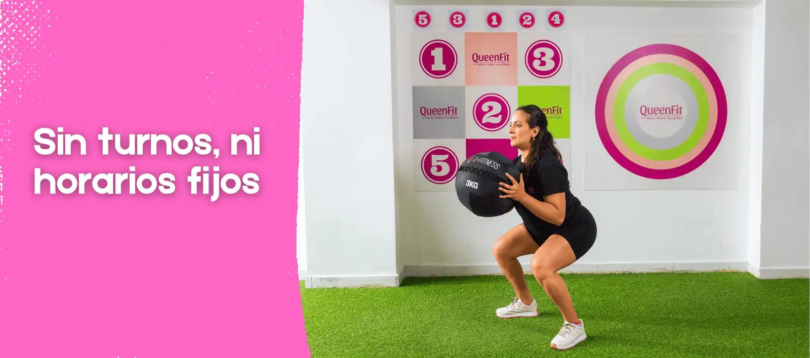 Mujer entrenando con pelota medicinal en QueenFit