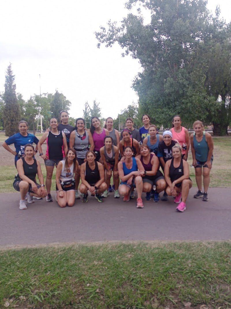 Grupo de Running Mujeres Que Corren en el parque
