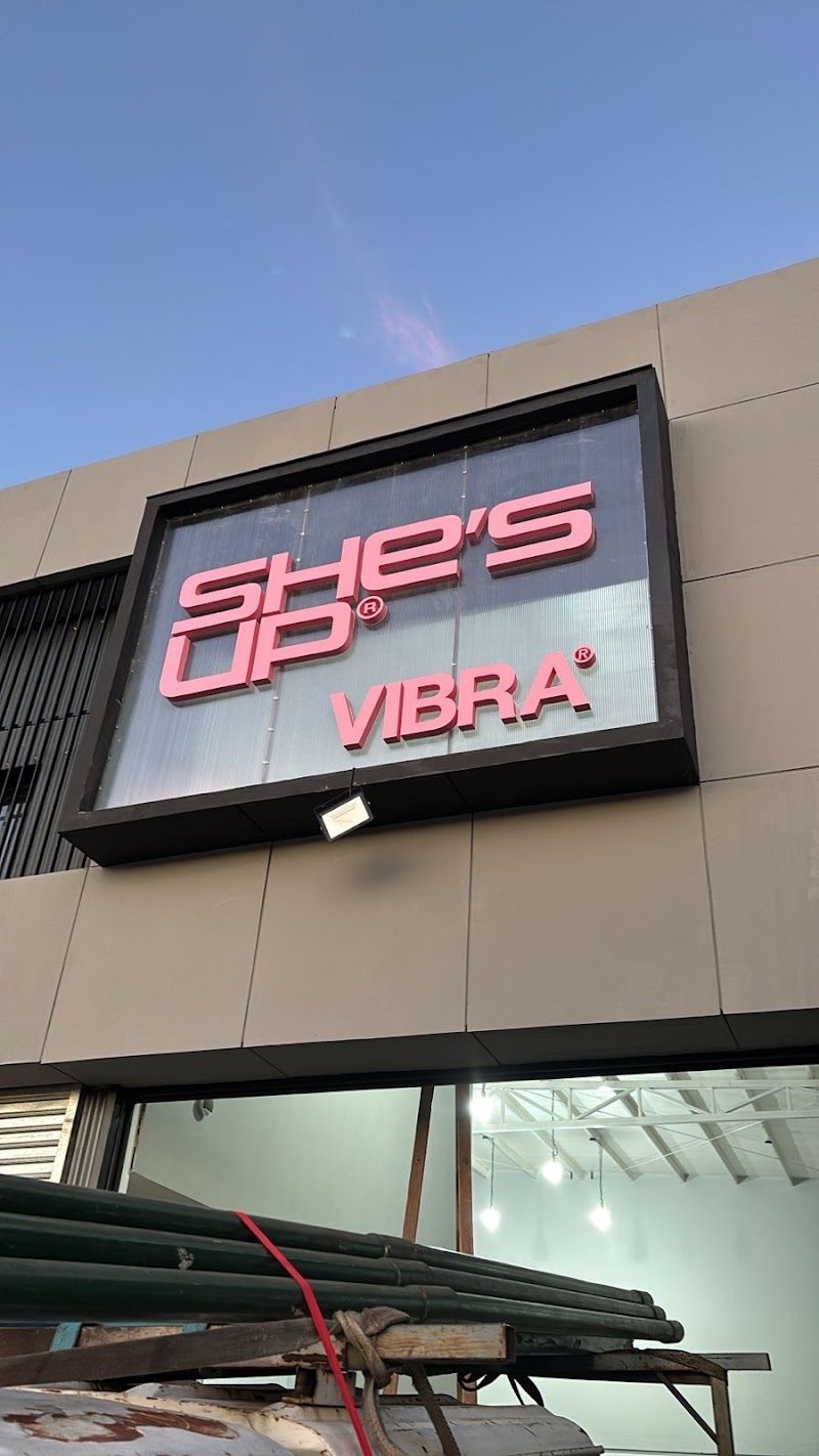 Cartel de She's Up en la fachada