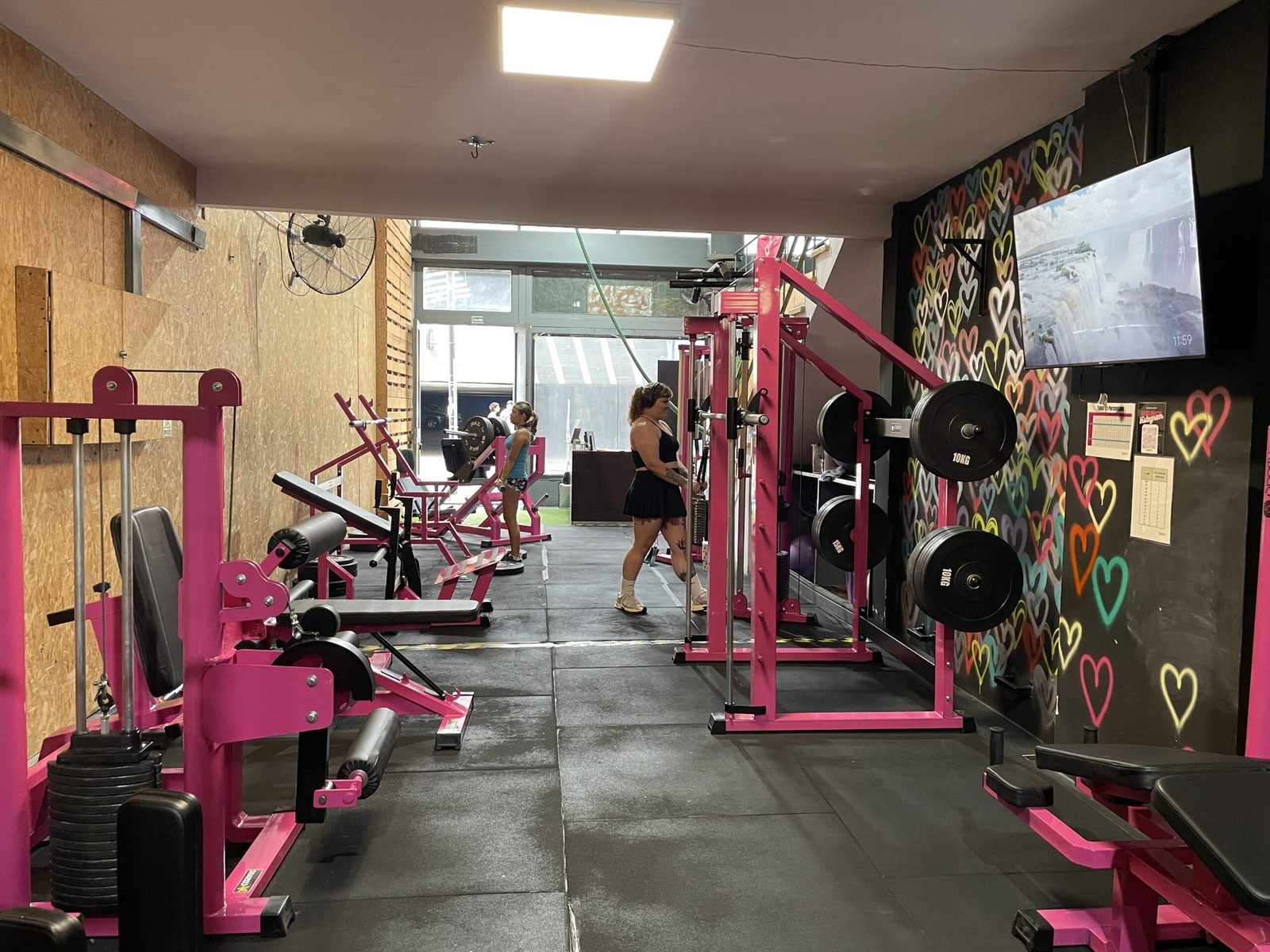 Sala de musculación rosa de Sporty