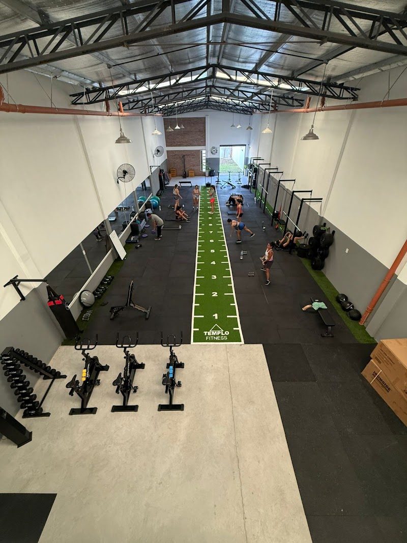 Zona de funcional con pista verde en Templo Fitness