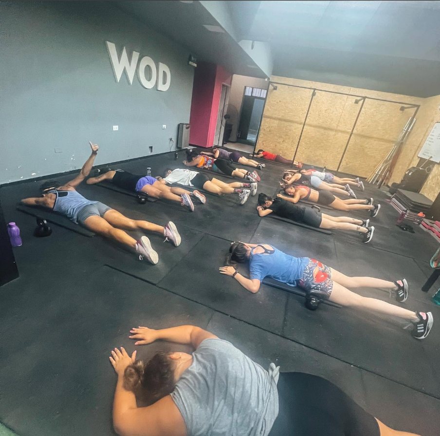 Clase de Wod Mendoza con alumnas haciendo ejercicios de core sobre colchonetas