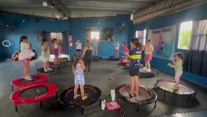 Clase de trampolín fitness en Woman Fitness