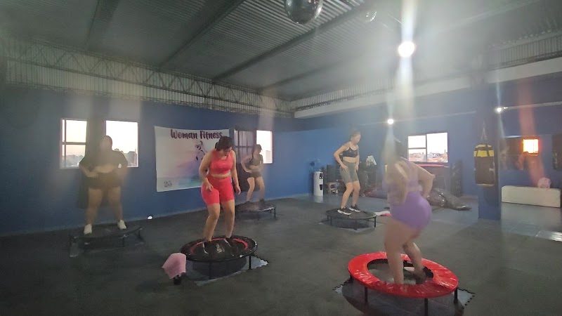 Banner de Woman Fitness en el salón