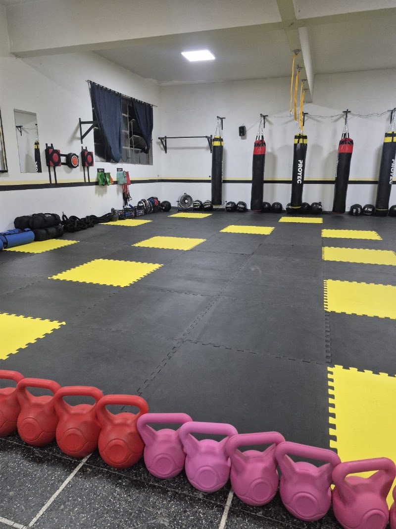 Sala de boxeo de Zona Brava Entrenamiento con bolsas y kettlebells